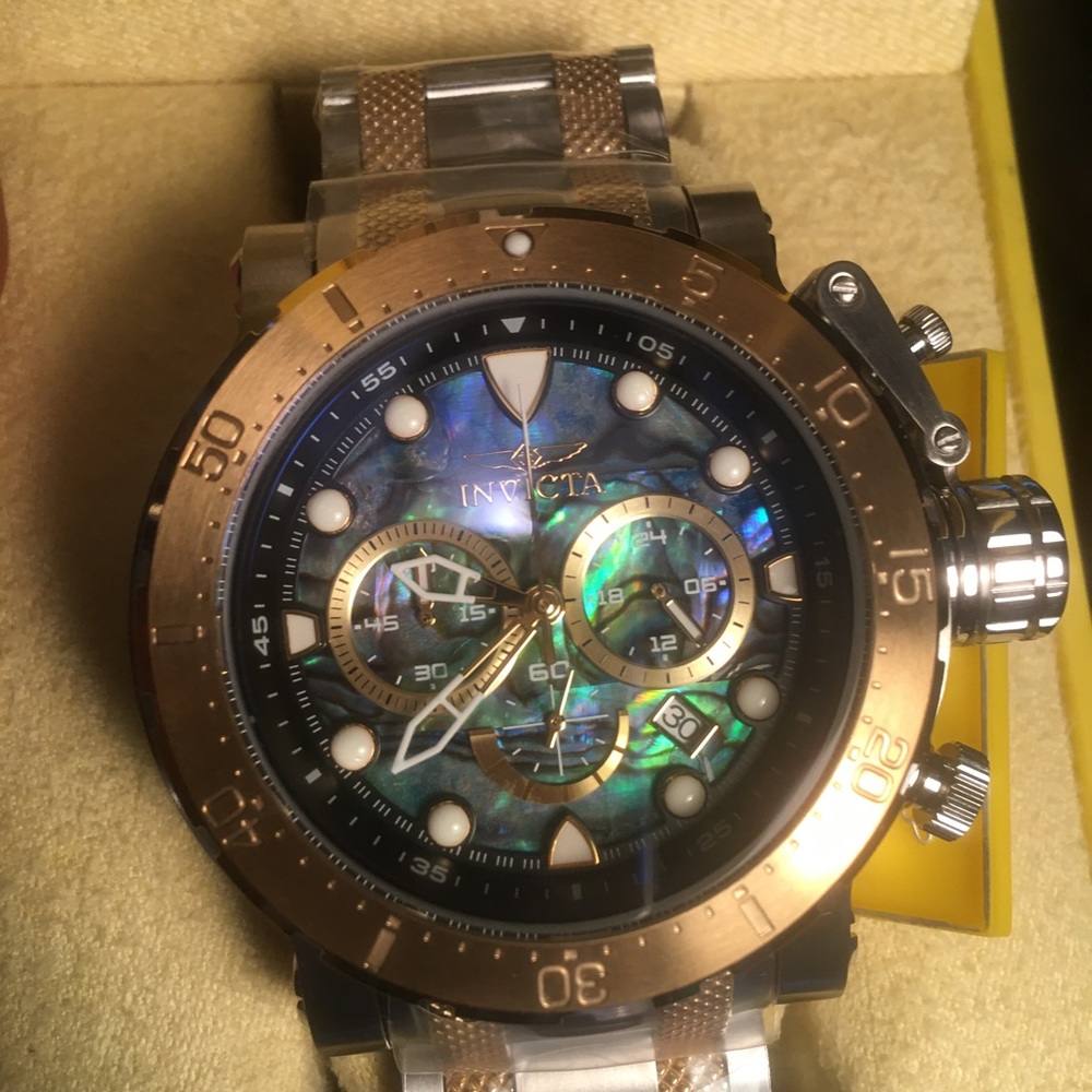 MENS INVICTA WATCH comes with storage case and papers
